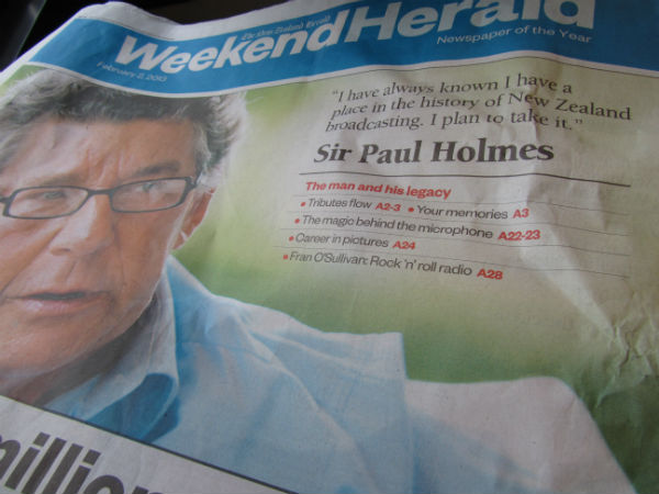 Sir Paul Holmes albistea egunkarian